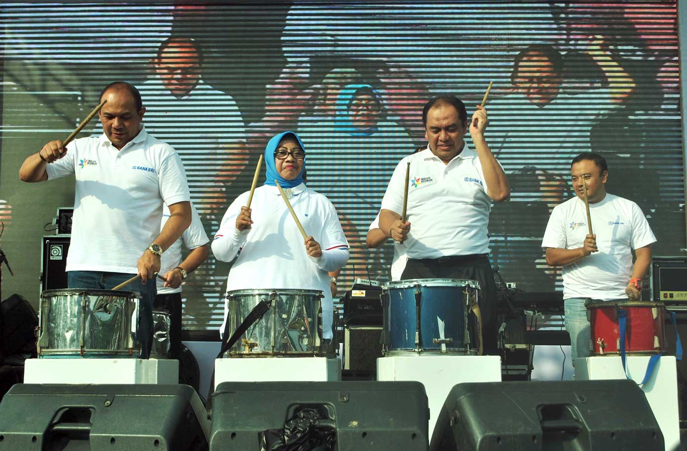 KEJAR TERGET: Bupati Gunungkidul Badingah (kedua dari kiri) hadir dalam Bazaar Inklusi Keuangan untuk Rakyat di Alun-Alun Wonosari, Sabtu (15/10).(Foto:GUNAWAN/RADAR JOGJA)