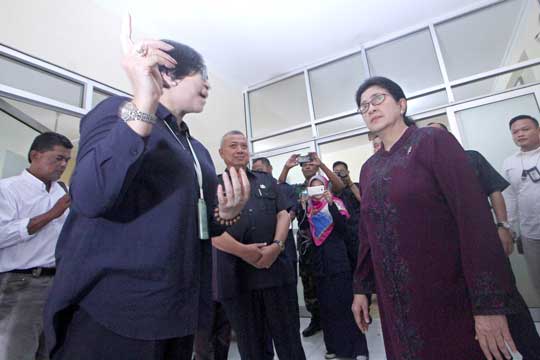 SIAP SAMBUT PRESIDEN: Menteri Kesehatan Nila Moeloek berdiskusi dengan petugas Dinas Kesehatan Bantul saat meninjau kesiapan Puskesmas Banguntapan II sebagai lokasi peluncuran program Germas kemarin (26/10). Presiden Jokowi direncanakan hadir melaunching