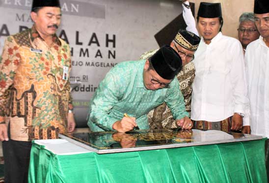 PERESMIAN MASJID: Selain pemukulan bedug, Menag Lukman Hakim Saifuddin juga menandatangani prasasti dalam peresmian Masjid Fajar Falah Darurrochman di Kompleks Ponpes API Asri Tegalrejo, Kabupaten Magelag, kemarin (26/10).(Foto: Adi Daya Perdana/Radar Jog