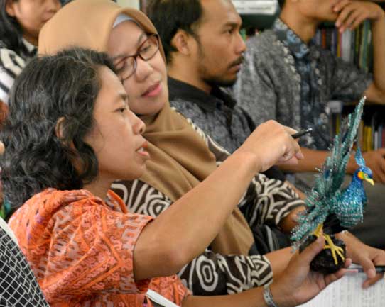 KREATIF: Untidar memberdayakan kaum marjinal di Kelurahan Rejowinangun, Kota Magelang, dengan memberi pelatihan pemanfaatan limbah kaleng menjadi barang ekonomis.(Foto: Adi Daya Perdana/Radar Jogja)