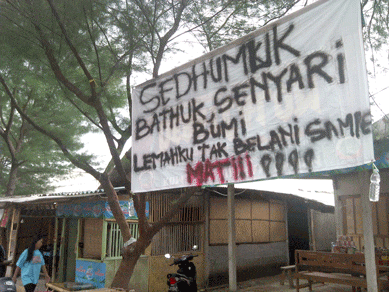 PROTES : Warga memasang spanduk berisi penolakan penertiban area zona inti gumuk pasir.
