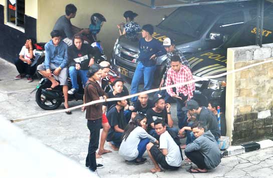 SURAM: Kelompok pemuda yang terlibat keributan dikumpulkan di Polres Gunungkidul (24/1).(Foto: GUNAWAN/RADAR JOGJA)