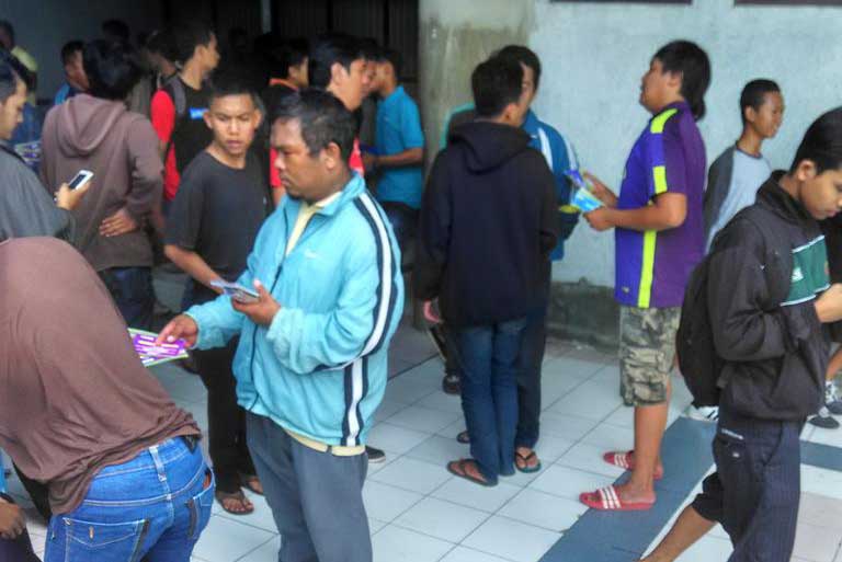 TERANG-TERANGAN: Sejumlah calo menawarkan tiket ke calon penonton di MIS Minggu (9/10).(Foto:RIZAL SETYO NUGROHO/RADAR JOGJA)