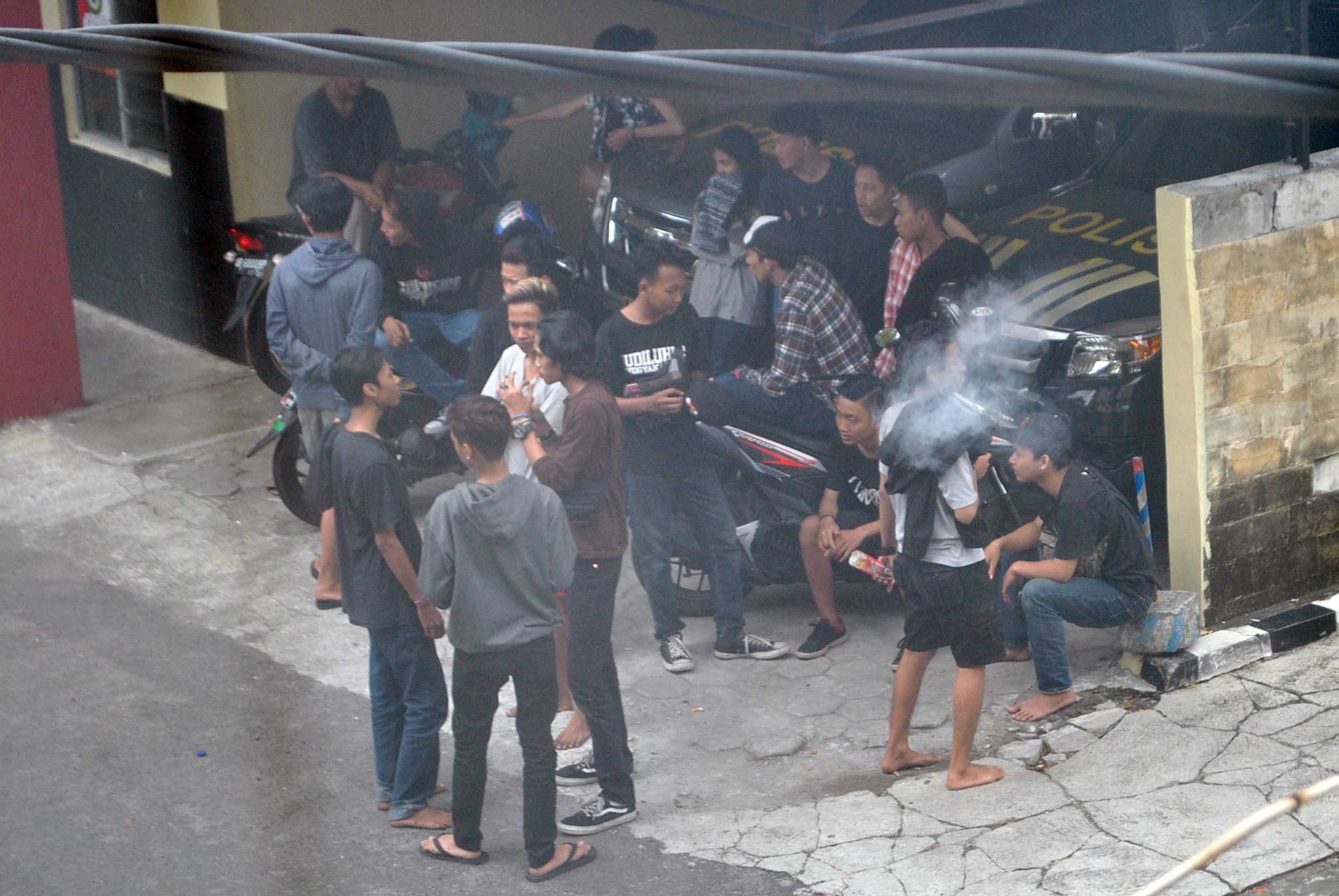 BELUM BOLEH PULANG - Salah satu kelompok massa menyemut di depan kantor SPK Polres Gunungkidul (24/1)(Foto:GUNAWAN/RADAR JOGJA.CO.ID)