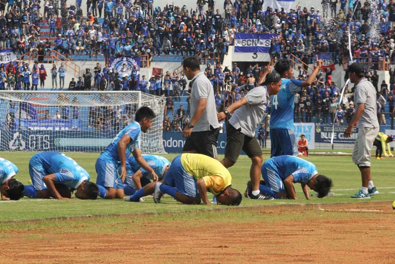 JADI MASALAH : Kerusuhan yang terjadi di Stadion Sultan Agung (SSA) Bantul, saat PSIM Jogja menjamu PSCS Cilacap, Sabtu (15/10). Para pemain PSIM Jogja sujud syukur usai timnya memenang pertandingan. (Foto: SETIAKY A KUSUMA/RADAR JOGJA)