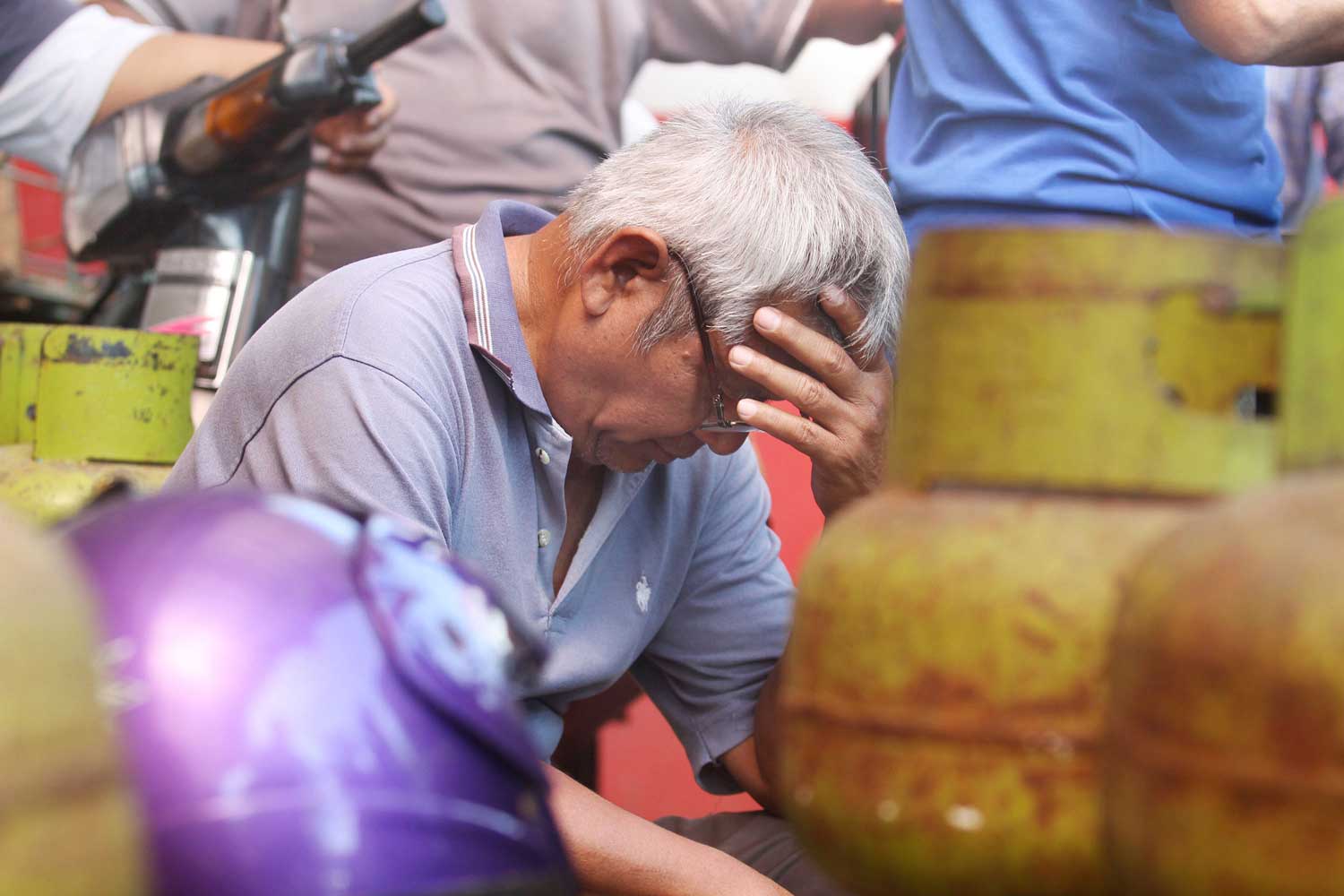 SUSAHNYA CARI GAS MELON: Salah seorang warga antre untuk mendapatkan gas 3 kilogram di agen gas elpiji di Jalan Kyai Mojo, Jogja, Jumat (14/10). Terhitung sejak tiga pekan terakhir warga Jogja, Bantul, dan Sleman mengeluhkan kelangkaan gas melon. (Foto: G