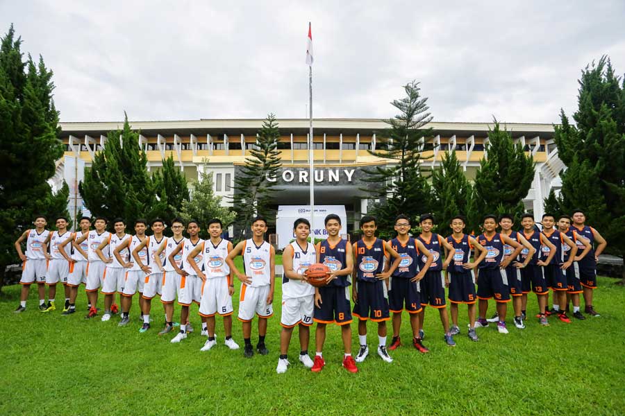 ADU GENGSI: Tim basket putra SMP Pangudi Luhur Jogja (putih) bakal memerebutkan gelar champion Junio JRBL Jogja Series 2016 melawan SMP Stella Duce 1 Jogja di GOR UNY, hari ini. (Foto: ABRAHAM GENTA BUWANA/ZETIZEN)