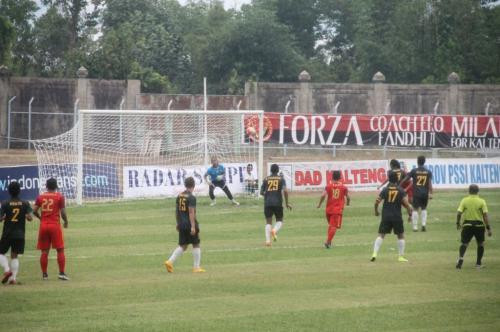 SERU : Pertandingan Kalteng Putra menjamu PSS Sleman di Stadion Tuah Pahoe Palangkaraya kemarin (8/10).