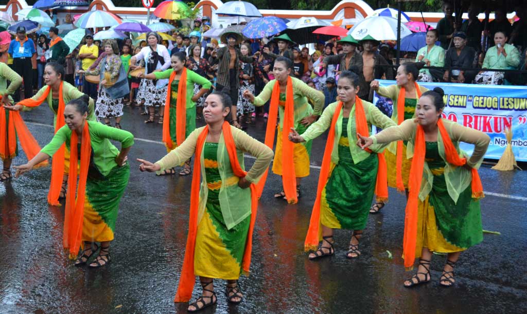 SAMBUT HARI JADI: Grup kesenian gejog lesung dari Kecamatan Butuh saat tampil dalam Parade Budaya Purworejo di Kompleks Alun-Alun Purworejo, kemarin (2/10) siang.(Foto:Budi Agung/Radar Jogja)