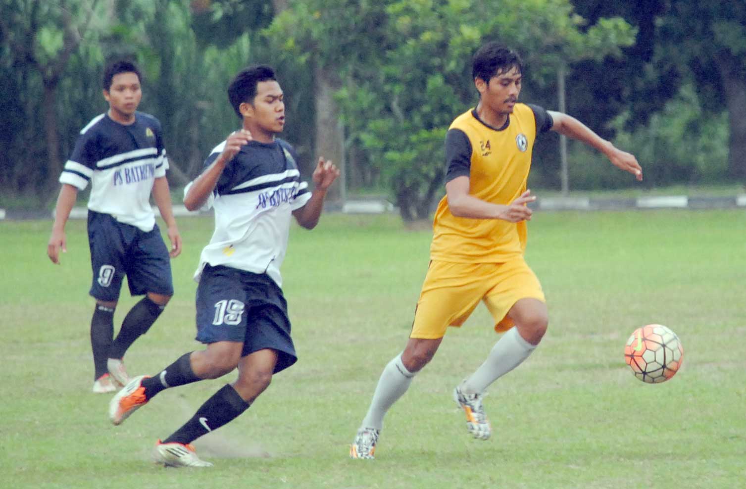 BERTAHAN: Pemain gelandang bertahan PSS Chandra Lukmana (kanan) mencoba menguasai bola dari serangan pemain PS Baturetno kemarin (21/10)(Foto:Rizal SN/Radar Jogja)