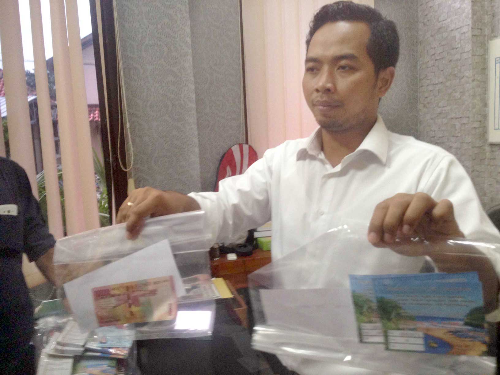 TANGKAP: Kasat Reskrim Polres Gunungkidul AKP Mustijat menunjukkan barang bukti pungli petugas TPR pantai selatan kemarin.(Foto:GUNAWAN/RADAR JOGJA)