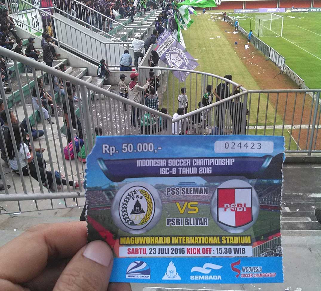 Penonton mengunggah tiket lama yang mereka dapat saat menyaksikan PSS Sleman melawan Persita Tangerang di  Maguwoharjo International Stadium (MIS), Minggu (16/10).(ISTIMEWA)