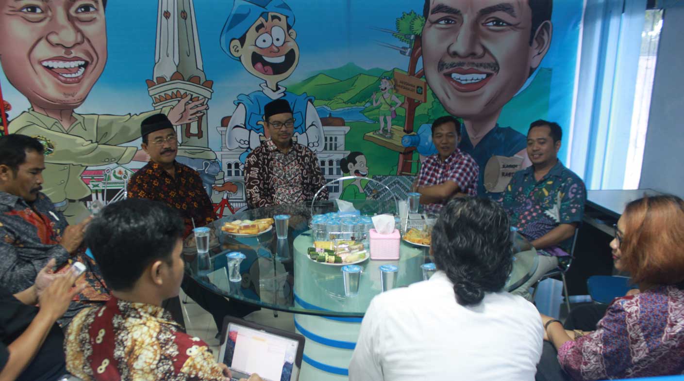 NGOBROL SANTAI: Hasto Wardoyo dan Sutedjo ditemani Ketua PAN Kulonprogo Ponimin saat berkunjung ke Radar Jogja baru-baru ini. Mereka ingin mencari masukan terkait perkembangan Kulonprogo.(Foto:HENDRI UTOMO/RADAR JOGJA)