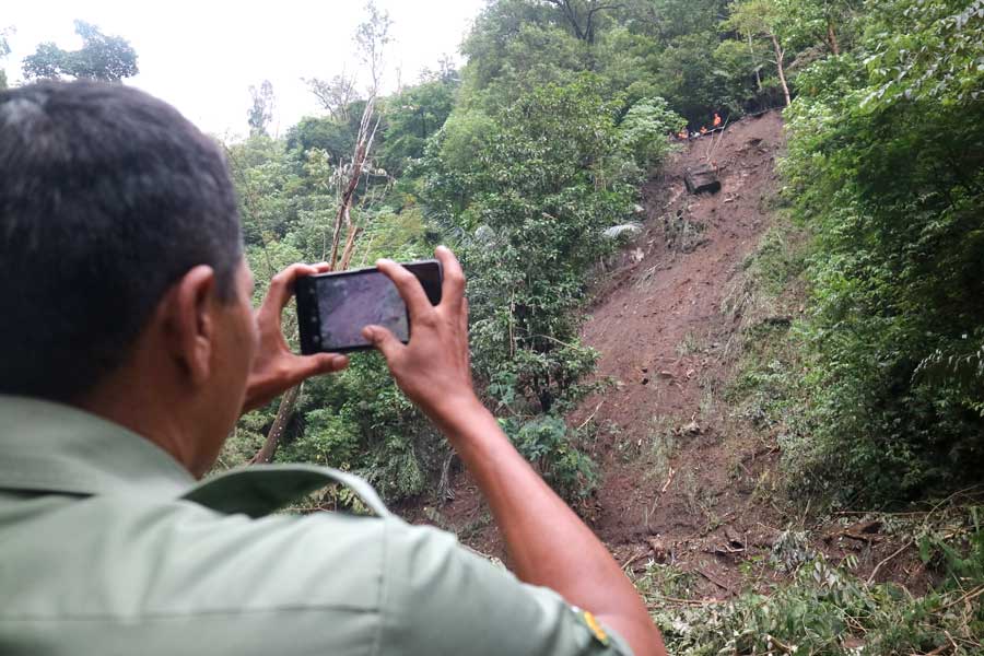 DITUTUP UNTUK PENGUNJUNG: Material longsor di Tlogo Muncar yang berada di dalam kawasan wisata Taman Nasional Gunung Merapi, Kaliurang, Sleman. (Foto: DWI AGUS/RADAR JOGJA)