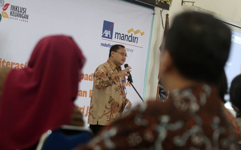 EFEK BERGANDA: Director of Marketing and Operations AXA Mandiri Kartono saat memberikan edukasi soal Literasi Keuangan untuk guru ekonomi.(GUNTUR AGA TIRTANA/RADAR JOGJA)