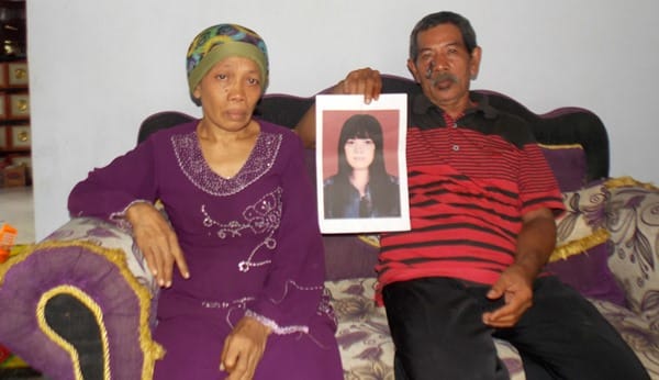 TUNJUKKAN FOTO - Solihin (55) dan Sulastri (53) menunjukkan foto anaknya Dewi Melina Putri (20) yang dibawa kabur oleh pacar kenalannya di FB.