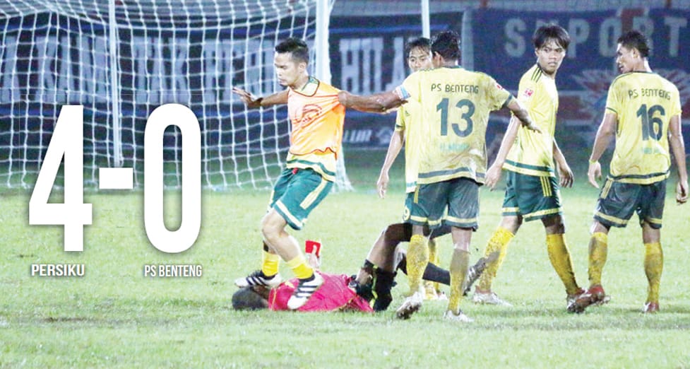 -BRUTAL: Pemain PS Bengkulu Tengah (Benteng) Budi Eka Putra menginjak muka wasit Cholid Dalyanto di laga di Stadion Wergu Wetan, Kudus.(Foto:M. Ulin Nuha/Radar Kudus/JPG)