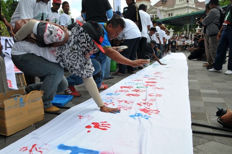 AKSI DAMAI: Salah satu peserta tengah membubuhkan dukungan dalam aksi damai di titik nol.