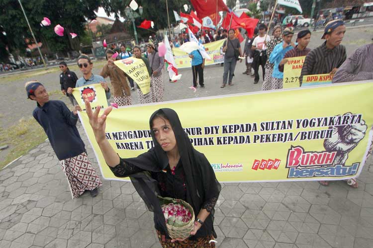 TAPA PEPE: Sejumlah aktivis dan buruh melakukan aksi unjuk rasa terhadap penetapan UMK 2017 di Alun-Alun Utara Jogja, Senin (31/10). Dalam aksi tersebut mereka tidak setuju dengan kenaikan UMK 2017 yang dinilai sangat minim.(Foto:GUNTUR AGA TIRTANA/RADAR