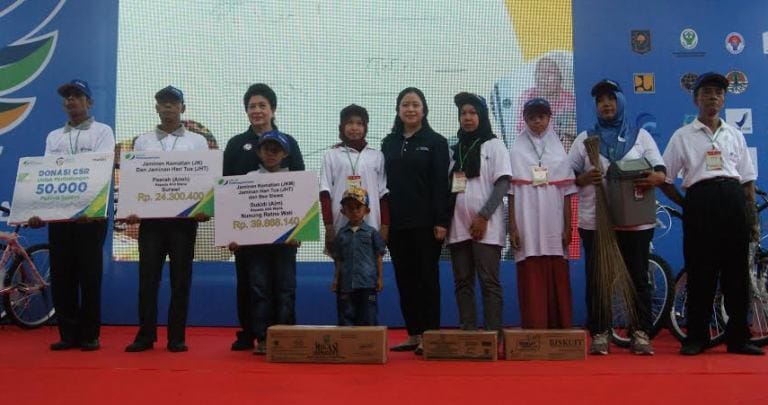 GEMBIRA: Para penerima perlindungan jaminan sosial ketenagakerjaan melalui Gerakan Masyarakat Sehat (GERMAS).