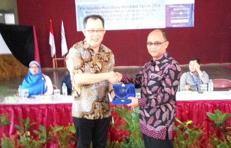 CSR: Direktur FIF Group Indra Gunawan (kiri) memberikan cinderamata pada Kepala Dinas Pendidikan Kota Jogja Edy Hery Suasana saat penutupan pelatihan pada guru.