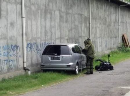 INTAI : Petugas Tim Gegana sedang memeriksa mobil mogok yang terparkir di sekitar Jalan Parangtritis, Bantul