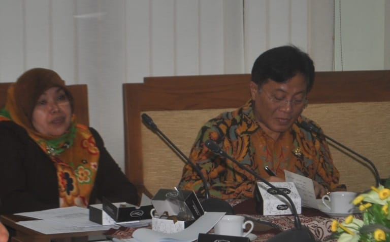 DIPERJUANGKAN: Anggota DPD M. Hafidz Asram (kanan) saat melakukan penyerapan aspirasi dengan pejabat di lingkungan Pemkab Gunungkidul. (Gunawan/Radar Jogja)