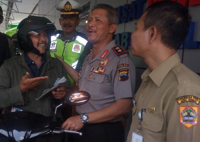 RAMAH : Kapolda Jateng Irjen Pol. Condro Kirono tengah menyapa masyarakat pembayar pajak di Samsat Drive Thru Kabupaten Magelang. (ADIDAYA/RADAR JOGJA)