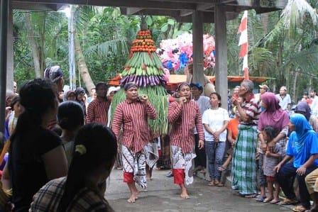 TAHUNAN: Gunungan hasil bumi menjadi daya tarik dalam tradisi Suran mengangkat tokoh Ki Daruno Ni Daruni di Dusun X Bugel, Panjatan.(HENDRI UTOMO/RADAR JOGJA)