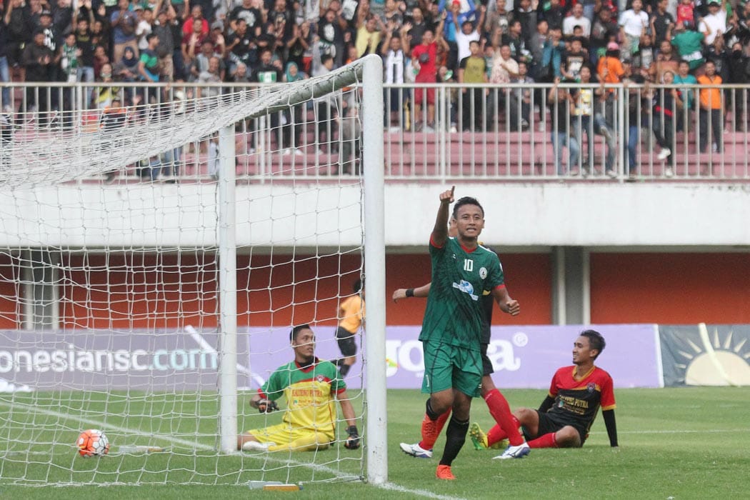 MENANG BESAR: Striker PSS Sleman Tri Handoko (10)melakukan selebrasi usai mencetak gol ke gawang Kalteng Putra yang dijaga Dede Pranata dalam laga lanjutan babak 16 besar ISC-B di Stadion Maguwoharjo, Depok, Sleman kemarin (6/11). Pertandingan berakhir ke