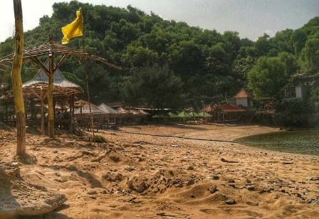 LIAR: Bangunan yang melanggar sempadan pantai di kawasan Pantai Drini akan ditertibkan. Pemerintah telah melakukan sosialisasi. (GUNAWAN/RADAR JOGJA)