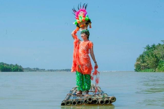 EKSOTIK : Salah satu model pendukung Festival Bogowonto dalam salah satu sesi pengambilan gambar di daerah aliran sungai Bogowonto. (AGUNG BUDI/RADAR JOGJA)