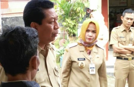TEGANG : Wali Kota Sigit Widyonindito didampingi Wakil Wali Kota Windarti Agustina saat memberi pengertian penjaga sekolah SD Magersari 1 Kota Magelang. (ADIDAYA/RADAR JOGJA)