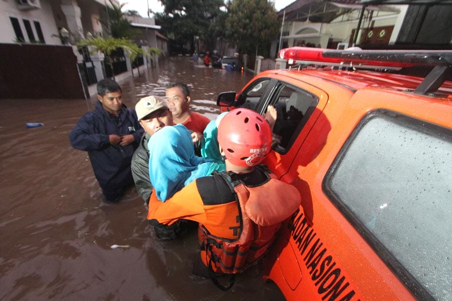 EVAKUASI: Petugas BPBD Sleman mengevakuasi warga saat banjir merendam Perumahan Jombor Kavling Indah, Sinduadi, Mlati kemarin (10/11). Banjir di kawasan tersebut mencapai puncak dengan ketinggian air hingga dada orang dewasa. (Foto: Guntur Aga Tirtana/Rad