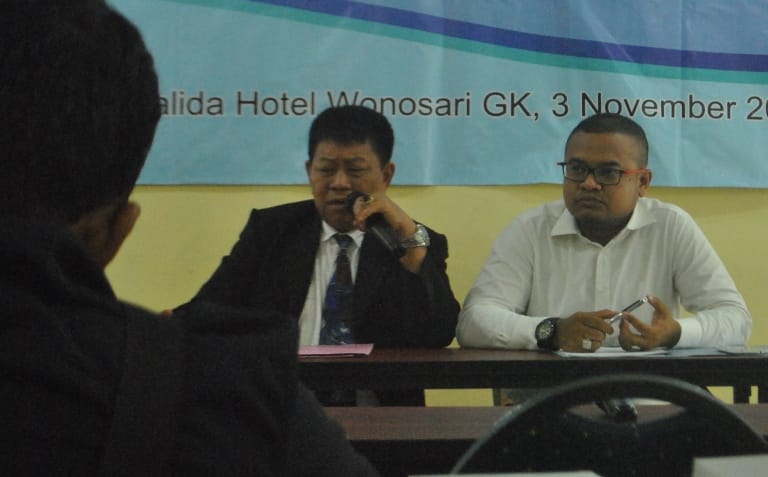 GRATIS: Ketua DPC Peradi Gunungkidul, Suyanto Siregar (kiri) dan Ketua DPC Ikadin Gunungkidul, Kokok Sudan Sugijarto saat peresmian DPC Ikadin Gunungkidul.(GUNAWAN/RADAR JOGJA)