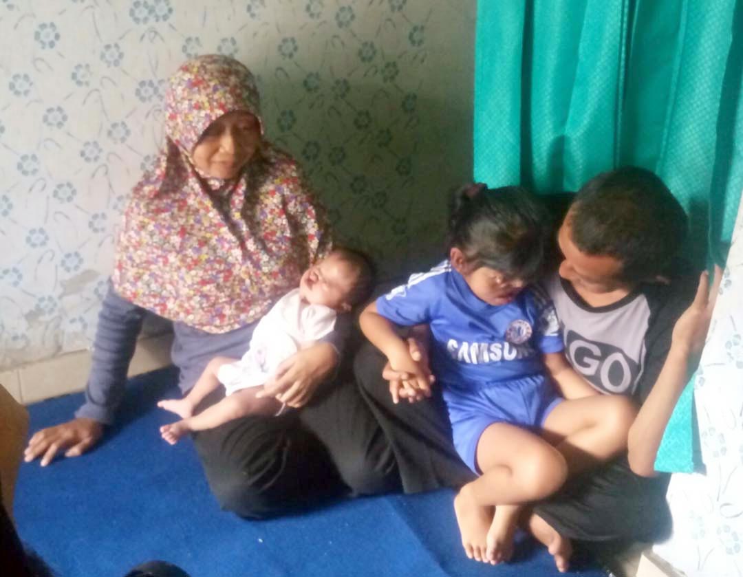 PERLU BANTUAN: Wahid Widodo-Siti Maonah bersama kedua anaknya yang memerlukan penanganan medis karena ketidaksempurnaan fisik di wajahnya.(Foto:Adi Daya Perdana/Radar Jogja)