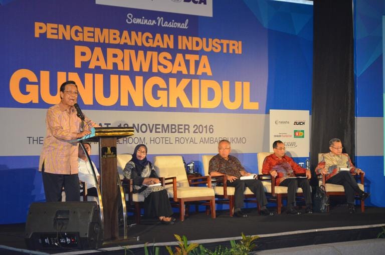FANTASTIS: Gubernur DIJ saat menjadi pembicara dalam seminar yang diadakan alumni De Brito.