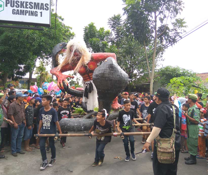 TRADISI: Kirab Saparan Bekakak merupakan upacara adat yang digelar setiap tahun di bulan Sapar dalam kalender Jawa. Acara ini digelar untuk mengenang jasa abdi dalem kesayangan Sultan Hamengku Buwono I, yakni Ki Wirosuto. (Foto: SETIAKY A. KUSUMA/RADAR JO
