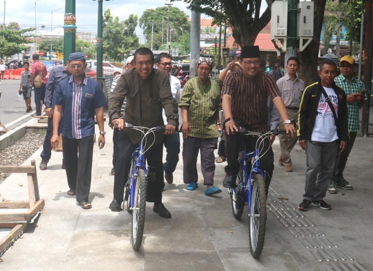 DEKAT : Calon Wali Kota Jogja Haryadi Suyuti (HS) dan Wakil Wali Kota Jogja Heroe Poerwadi (HP) saat melakukan kampanye di kawasan Malioboro kemarin (10/11). (SETIAKY A KUSUMA/RADAR JOGJA)