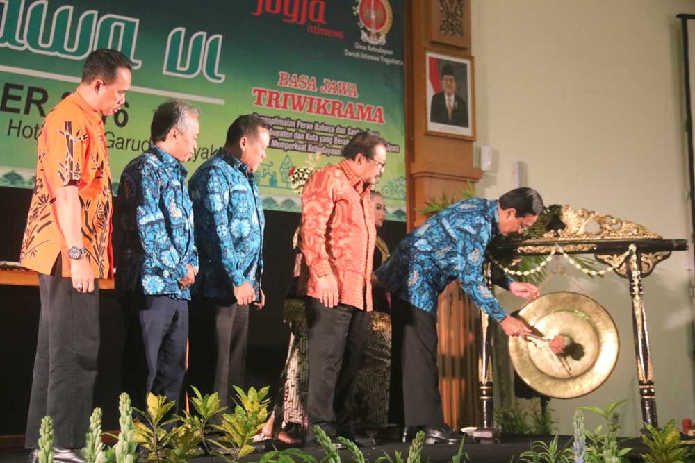 KOMITMEN BERSAMA: Pembukaan Kongres Bahasa Jawa (KBJ) VI pada 8-12 November di Hotel Inna Garuda Malioboro, Jogja, kemarin (8/11). Gubernur DIJ menjadi membuka kongres sekaligus menjadi pemakalah utama. (Foto: SETYAKI A. KUSUMA/RADAR JOGJA)