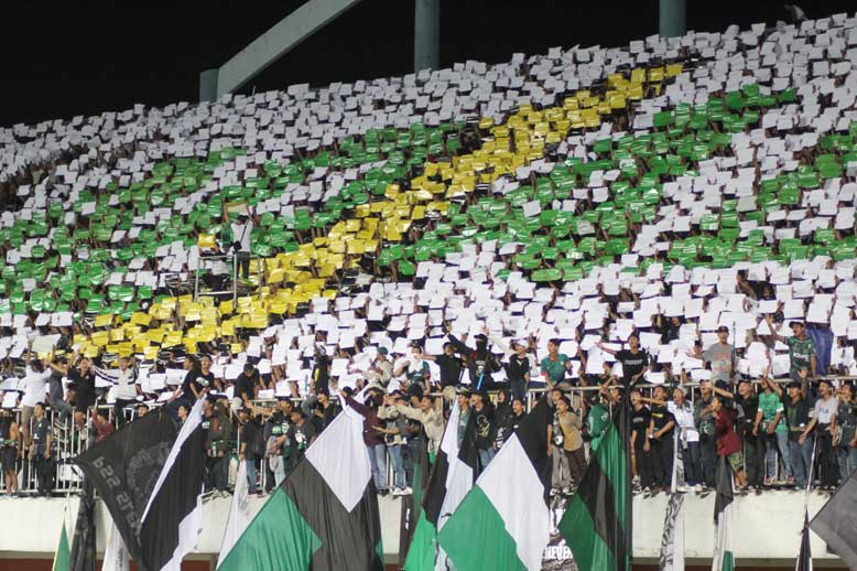 MEMBELUDAK: Suporter PSS Sleman saat mendung tim kesayangannya pada laga menjamu PSMP Mojokerto. (Foto: SETIAKY A KUSUMA/RADAR JOGJA)