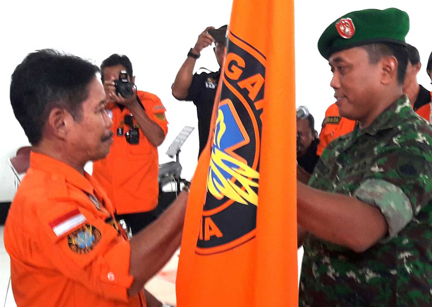 TERDEPAN: Dandim 0705/Magelang Letkol Inf Hendra Purwanasari (kanan) saat melantik Garda Relawan Indonesia di Gedung Mandala, Kota Magelang, kemarin (22/11).(Foto:Adi Daya Perdana/Radar Jogja)