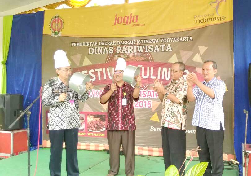 MEMUKUL PANCI:  Pembukaan Festival Kuliner 2016 Desa dan Kampung Wisata DIJ di Desa Wisata Kalakijo,  Guwosari, Bantul,  kemarin (24/11)(FOTO:KUSNO S UTOMO/RADAR JOGJA)