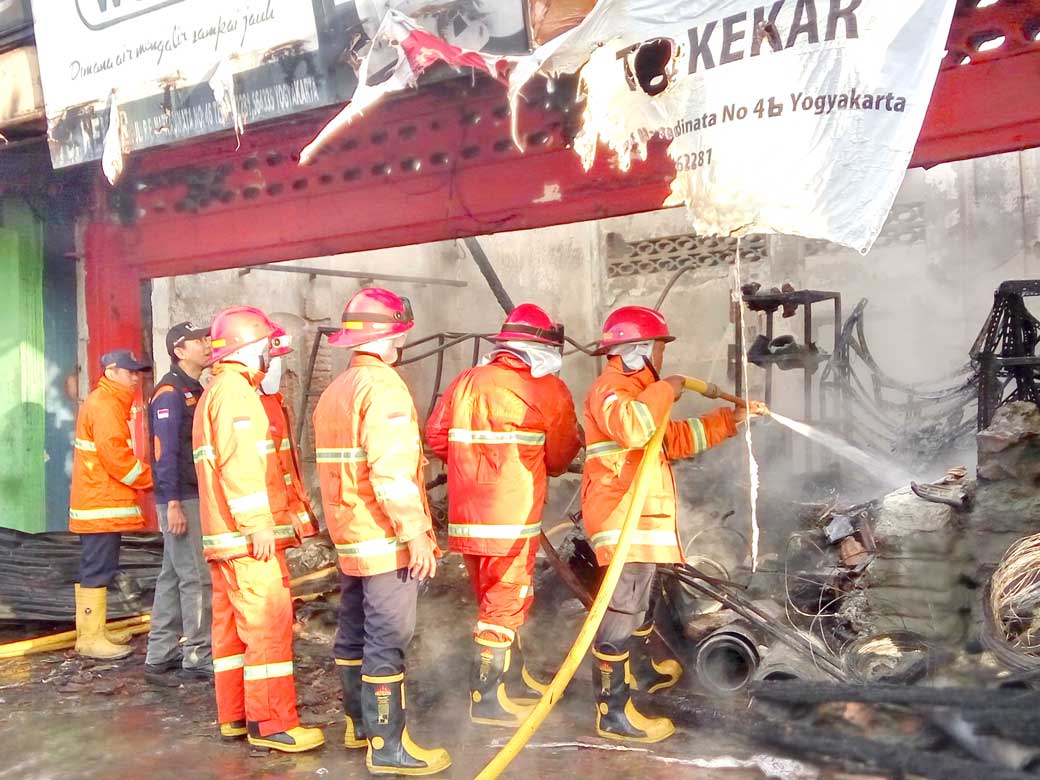KERJA KERAS: Petugas pemadan kebakaran bekerja keras memadamkan api yang melalap sebuah took bangunan di Jalan RE Martadinata (12/11).(Foto:Heru Pratomo/RADAR JOGJA)