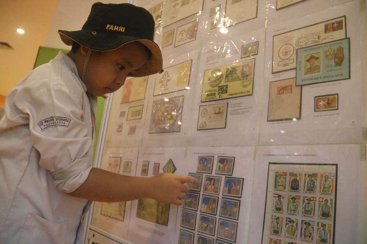 HOBI: Ribuan benda-benda filateli dari kolektor di seluruh Indonesia dipamerkan di Gedung Kotak Taman Pintar, kemarin (9/11). Event Pameran Nasional Filateli 2016 ini dipusatkan di Jogja. (Foto: SETIAKY A. KUSUMA/RADAR JOGJA)
