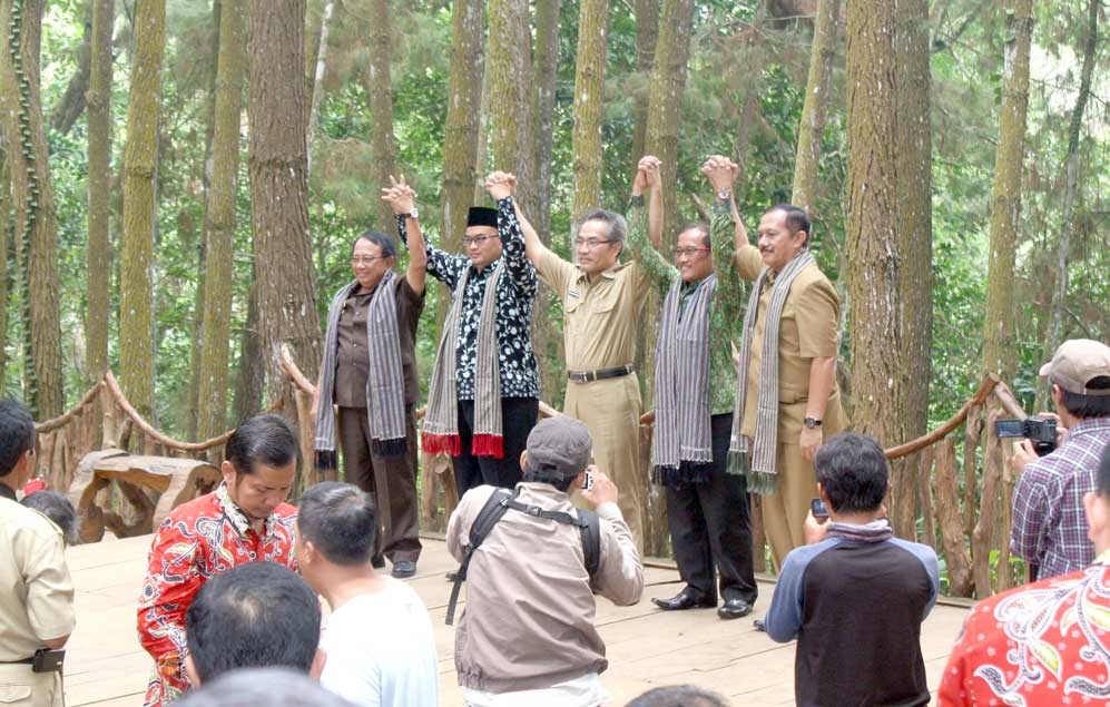 KOLABORASI: Wakil Bupati Bantul Abdul Halim Muslih (tengah) berfoto bersama kepala daerah dari empat kabupaten di Jawa Timur usai penandatanganan MoU Bidang Pariwisata di Hutan Pinus Mangunan beberapa waktu lalu.(Foto Dokumen Radar Jogja Onlinr)