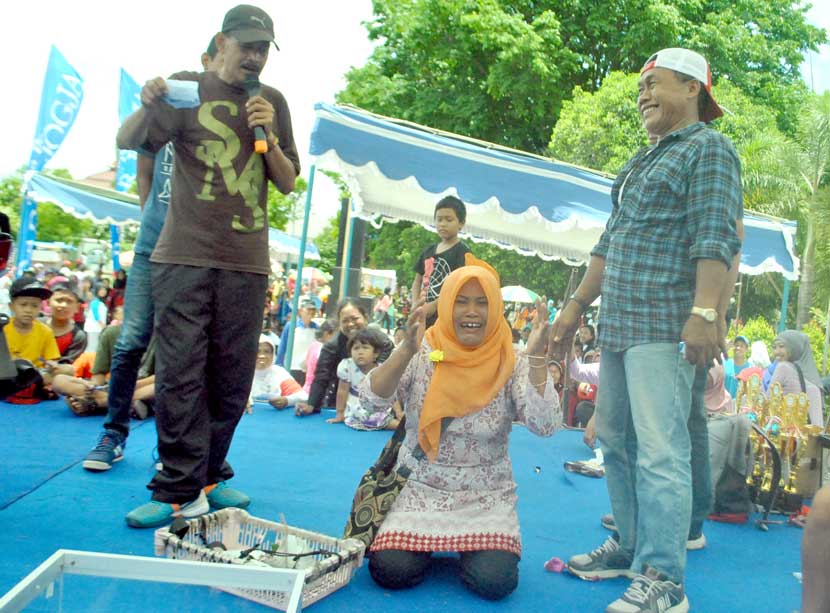 BAHAGIA: Susi pemenang hadiah utama Kreasi Senam Sehat 2016 langsung sujud syukur begitu nomor undiannya dinyatakan memenangi motor, kemarin (30/10).(Foto:GUNAWAN/RADAR JOGJA)