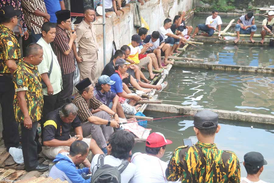 MANCING BARENG: Pasangan Haryadi Suyuti-Heroe Poerwadi ikut mancing bersama warga dalam kampanyenya di Kampung Sutodirjan, Pringgokusuman, Gedongtengen, Jogja, kemarin (8/11). (Foto: Setiaky A Kusuma/Radar Jogja)