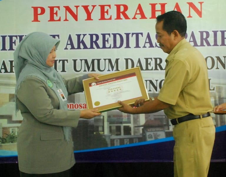 LAYAK DIAPRESIASI: Dirut RSUD Wonosari Isti Indiani (kiri) dan Pjs Sekda Gunungkidul Supartono saat penyerahan sertifikat akreditasi paripurna di RSUD Wonosari.(GUNAWAN/ RADAR JOGJA)
