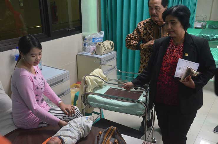LIHAT FASILITAS: Komisi IX DPR RI Irma Suryani Chaniago pada saat melakukan kunjungan ke RS Pratama belum lama ini.(foto:HERI SUSANTO/RADAR JOGJA)